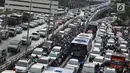 Kendaraan terjebak macet di Jalan Gatot Soebroto dan tol dalam kota, Jakarta, Jumat (16/11). Menteri PPN/Kepala Bappenas Bambang Brodjonegoro menyatakan kemacetan di Jakarta mengakibatkan kerugian sekitar Rp 67,5 triliun. (Liputan6.com/Immanuel Antonius)
