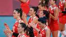 Para pemain Turki bertepuk tangan setelah timnya kalah dari Korea Selatan dalam pertandingan perempat final bola voli putri di Olimpiade Musim Panas 2020 di Tokyo, Jepang, Rabu (4/8/2021). (AFP/Pedro Pardo)