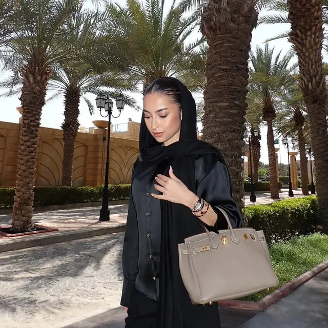 Gaya Berhijab Jennifer Coppen di Jeddah Jelang Pertandingan Indonesia vs Arab Saudi, Bertabur Aksesori Ratusan Juta dan Tas Hermes