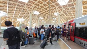 Seluruh tiket kereta cepat Whoosh untuk keberangkatan Sabtu, 25 Januari 2025, dari Stasiun Halim sudah habis terjual. (Kredit foto: Tim Humas KCIC)