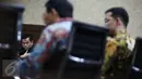Terdakwa Mohamad (kiri) menyimak keterangan saksi dalam sidang kasus dugaan suap raperda tentang reklamasi di Pengadilan Tipikor, Senin (4/9). Sidang menghadirkan Gubernur DKI, Basuki 'Ahok' Tjahaja Purnama sebagai saksi. (Liputan6.com/Faizal Fanani)