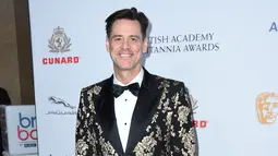 Aktor komedi Jim Carrey tersenyum saat tiba menghadiri acara BAFTA Los Angeles Britannia Awards 2018 di Beverly Hilton di Beverly Hills, California (26/10). Di acara ini Jim Carrey menerima Penghargaan Charlie Chaplin Britannia. (AFP Photo/Jordan Strauss)