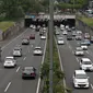 Kendaraan melintas di jalan tol dalam kota di kawasan Tanjung Barat, Jakarta, Sabtu (2/1/2016). Kondisi lalu lintas ramai lancar akibat banyaknya warga yang belum kembali usai berlibur di luar kota. (Liputan6.com/Immanuel Antonius)