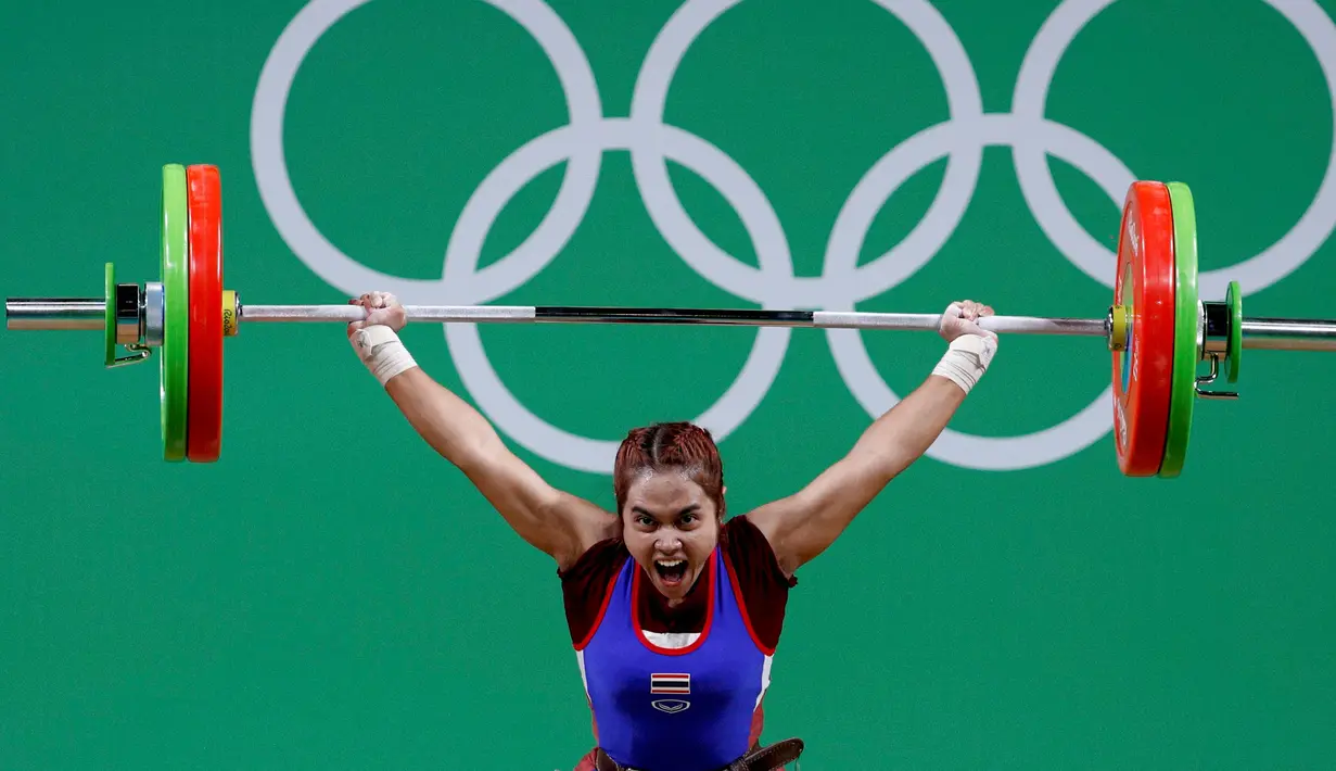 Atlet angkat besi wanita Thailand, Sopita Tanasan mengangkat beban dalam perlombaan angkat besi 48 kg putri pada Olimpiade 2016 di Rio de Janeiro , Brasil, (6/8). (REUTERS / Stoyan Nenov)