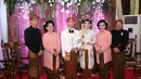 Gibran Rakabuming dan Selvi Ananda berfoto bersama keluarganya. (Galih W. Satria/Bintang.com)