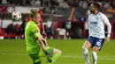 Pemain Fenerbahce, Dusan Tadic mencetak gol penyeimbang 1-1 ke gawang FC Twente pada laga Liga Europa 2024/2025 di FC Twente stadium, Enschede, Belanda, Jumat (04/10/2024) dini hari WIB. (AP Photo/Peter Dejong)