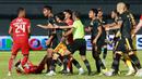Pemain Persija Jakarta, Resky Fandi, bersitegang dengan pemain Dewa United pada laga BRI Liga 1 di Stadion Indomilk Arena, Tangerang, Senin (10/4/2023). Persija menang dengan skor 1-0. (Bola.com/M Iqbal Ichsan)