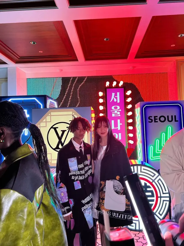 Pose Raline Shah dan Jaden Smith di fashion show Louis Vuitton di Seoul, Korea Selatan (Foto: Instagram (ralineshah/alyssadaguise)