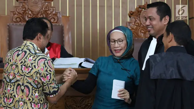 Ratna Sarumpaet Cipika Cipiki dengan Presiden KSPI di Sidang Kasus Hoaks