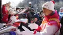 Selebriti Hong Kong Jackie Chan menerima obor Olimpiade Musim Dingin 2022 setelah mengambil bagian dalam estafet obor di Tembok Besar Badaling di pinggiran Beijing, Cina, Kamis, 3 Februari 2022. (AP/Ng Han Guan)