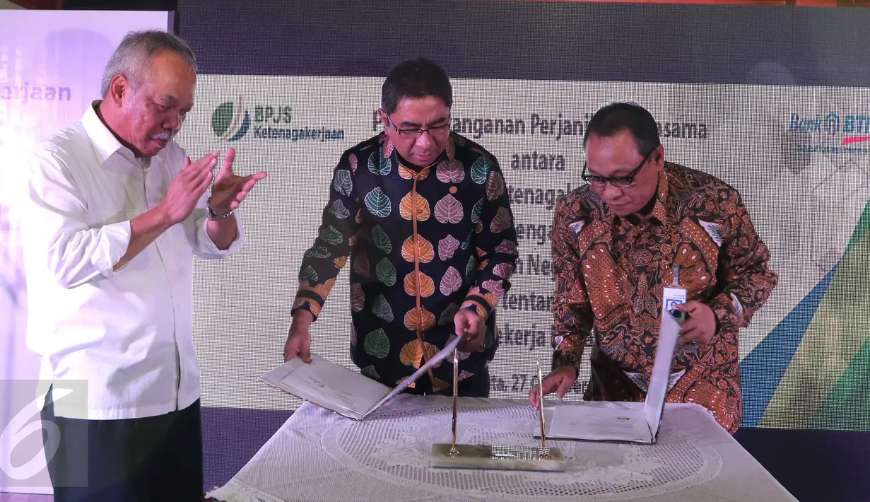 (Ki-ka) Menteri PUPR Basuki, Dirut BPJS Ketenagakerjaan Elvyn G. Masassya, Hadimuljono dan Dirut BTN Maryono saat MoU pembiayaan rumah murah bagi peserta aktif di Jakarta, Selasa (27/10/2015).‎ (Liputan6.com/Angga Yuniar)