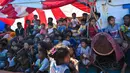 Saat ini, 151 orang imigran etnis Rohingya yang terdiri dari 59 anak-anak, 79 wanita dan 13 laki-laki dewasa tersebut masih berada di dalam kapal dan terombang-ambing di perairan. (CHAIDEER MAHYUDDIN/AFP)