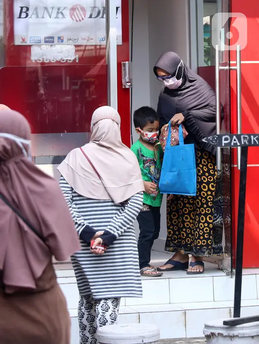 Warga usai melakukan penarikan uang bantuan sosial tunai (BST) di ATM Bank DKI di Jakarta, Selasa (20/7/2021). Pemprov DKI Jakarta resmi mencairkan BST kepada warga DKI Jakarta. (Liputan6.com/Angga Yuniar)