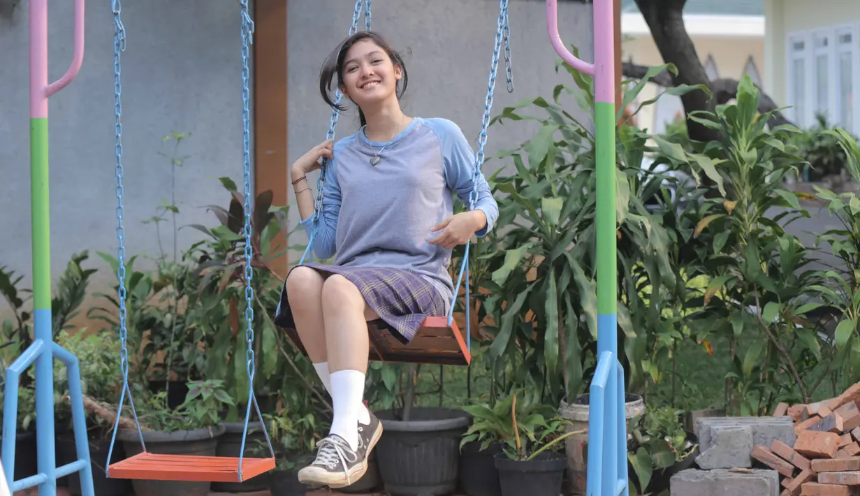 "Kata orang sih aku ga feminin banget. Ya mirip-mirip sih. Jujur aku suka manjat-manjat. Tapi ga dibolehin. Disini badung banget, cowok banget. Manjat-manjat tembok, nanti juga ada adegan manjat pohon juga. Semoga boleh," ujarnya.(Nurwahyunan/Bintang.com)