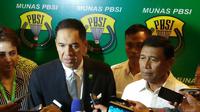 Wiranto (kanan) dan Gita Wirjawan memberikan konferensi pers usai pemilihan Ketua Umum PBSI 2016-2020, Senin (31/10/2016). (Bola.com/Fahrizal Arnas)
