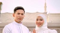 Dara Arafah dan Rehan Mubarak Menikah di Madinah dengan Mahar 100 Gram Emas, Tampil Syar'i Berbalut Abaya Putih