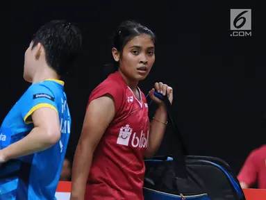 Tunggal putri Indonesia, Gregoria Mariska Tunjung (kanan) saat melawan Goh Jin Wei (Malaysia) pada babak pertama Indonesia Masters 2018 di Istora Senayan, Jakarta, Rabu (24/1). Gregoria kalah 14-21, 21-19, 12-21. (Liputan6.com/Helmi Fithriansyah)