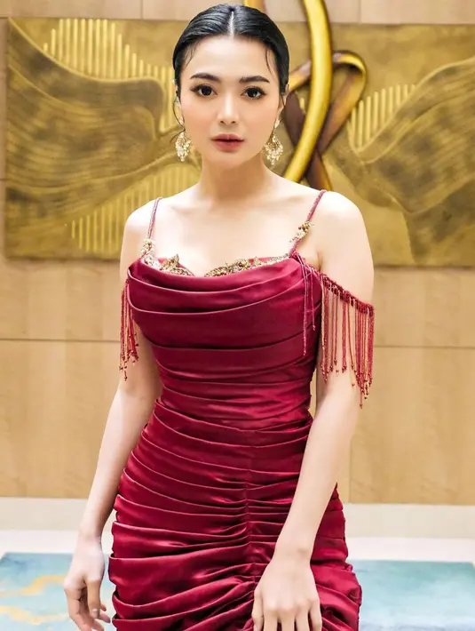 Wika Salim tampil stunning nan seksi dalam balutan dress burgun di dengan detail ruched atau kerutan karya desainer  Air Gianina Atelier. Body goals-nya yang semampai pun sukses bikin netizen salah fokus. (Instagram/wikasalim)
