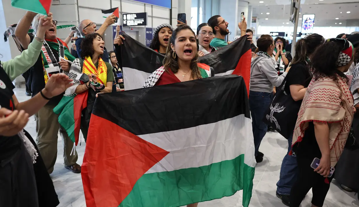 Kedatangan kontingen Palestina untuk Olimpiade Paris 2024 mendapat sambutan meriah dari para pendukungnya. (Ahmad GHARABLI/AFP)