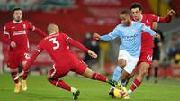 Gelandang Manchester City, Raheem Sterling (tengah) dikepung dua pemain Liverpool, Fabinho (kiri) dan Trent Alexander-Arnold dalam laga lanjutan Liga Inggris 2020/21 pekan ke-23 di Anfield Stadium, Minggu (7/2/2021). Manchester City menang 4-1 atas Liverpool. (AFP/Jon Super/Pool)