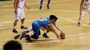 Pemain Satria Muda, Rony Gunawan #32 berebut bola dengan pemain Garuda Bandung pada  perempat final Playoffs Indonesia  Basket League (IBL) di Britama Arena, Jakarta, Selasa (17/5/2016). (Bola.com/Nicklas Hanoatubun)