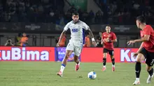 Gelandang Persib Bandung, Berguinho, membawa bola saat menghadapi tekanan pemain DPMM FC Brunei Darussalam pada laga kedua Grup A Piala Presiden 2026 di Stadion Si Jalak Harupat, Soreang, Kabupaten Bandung, Selasa (28/7/2026). Berguinho tampil aktif mengatur aliran serangan Maung Bandung dalam pertandingan yang berakhir dengan kemenangan 1-0 berkat gol perdana Balsa Sekulic, sekaligus memastikan Persib lolos ke babak semifinal. (Bola.com/Erwin Snaz)
