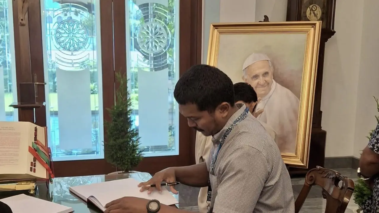 Jemaat dari Paroki Keluarga Kudus Pasar Minggu, Fransiskus Adhiyuda menceritakan momen saat mendoakan Paus Fransiskus di Kantor Kedutaan Besar Vatikan di Jakarta.