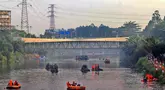 Ratusan personel gabungan TNI/ POLRI dan petugas penanganan prasarana dan sarana umum (PPSU) mengangkat sampah liar di Kanal Banjir Barat kawasan RPTRA Kalijodoh Jakarta, Sabtu , 15 Agustus 2026. (KLY/ Arie Basuki).