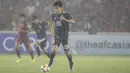 Striker Jepang, Taisei Miyashiro, menggiring bola saat melawan Timnas Indonesia pada laga AFC U-19 Championship di SUGBK, Jakarta, Minggu (25/10). Indonesia kalah 0-2 dar Jepang. (Bola.com/Vitalis Yogi Trisna)