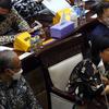 Menteri Keuangan Sri Mulyani (tengah) bersama Menteri PPN/Kepala Bappenas Suharso Monoarfa (kanan) saat rapat kerja dengan Komisi XI DPR di Jakarta, Rabu (8/6/2022). Rapat tersebut terkait pengambilan keputusan mengenai asumsi dasar dalam pembicaraan pendahuluan RAPBN Tahun Anggaran 2023. (Liputan6.com/Angga Yuniar)