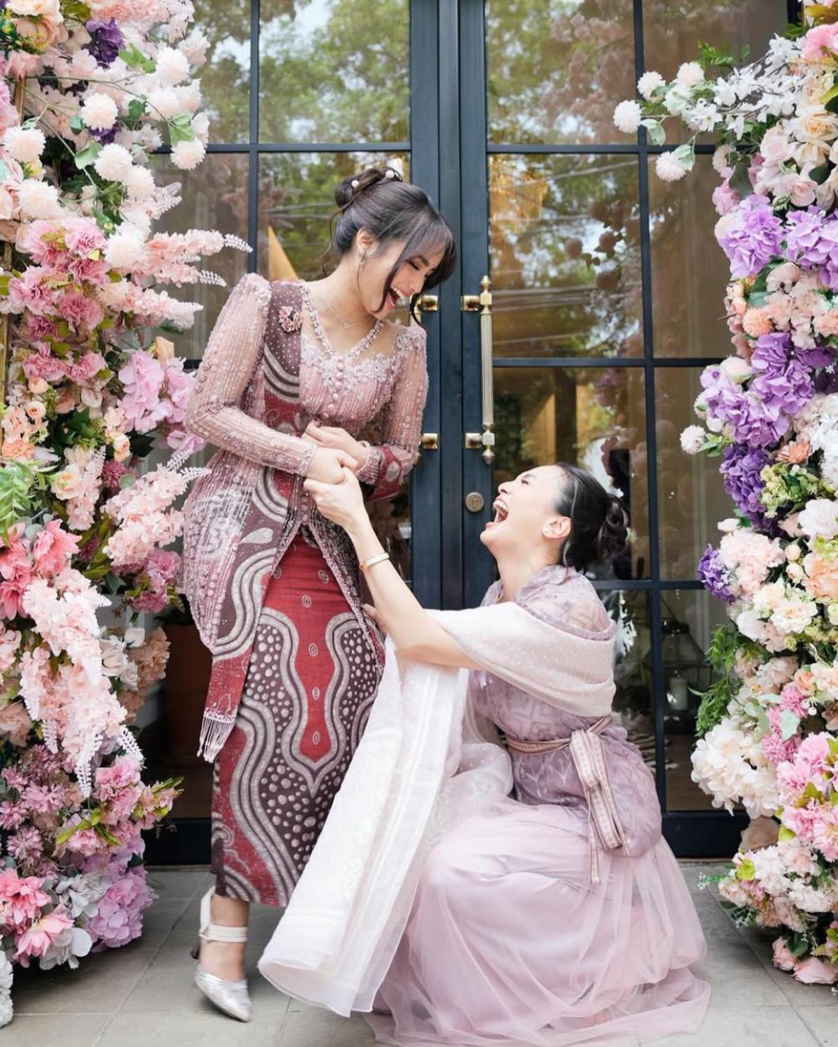 Gaya Elegan Fuji di Acara Tunangan Frans Faisal dan Indah, Kebaya Ungu Jadi Sorotan