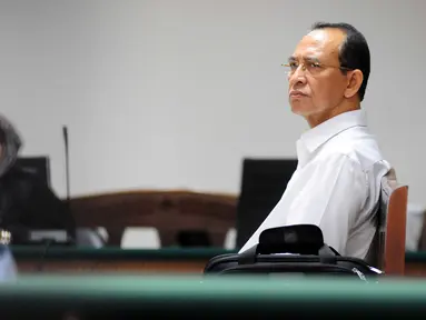 Terdakwa Mantan Menteri Agama Suryadharma Ali menjalani sidang pembacaan putusan sela di Pengadilan Tipikor, Jakarta, Senin (21/9/2015). Majelis Hakim menolak nota keberatan dugaan korupsi dalam penyelenggaraan ibadah haji. (Liputan6.com/Helmi Afandi)