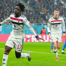 Kemudian, Mainoo sendiri mencatatkan namanya di papan skor. Tendangan placing yang ia lesatkan menyambut umpan Alejandro Garnacho membuat kiper lawan tak berkutik. (AP Photo/Andreea Alexandru)