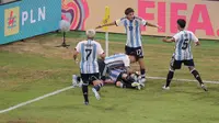 Selebrasi sejumlah pemain Timnas Argentina U-17 setelah Claudio Echeverri mencetak gol ke gawang Brasil U-17 dalam pertandingan perempat final Piala Dunia U-17 2023 yang berlangsung di Jakarta International Stadium, Jumat (24/11/2023). (Bola.com/M Iqbal Ichsan)