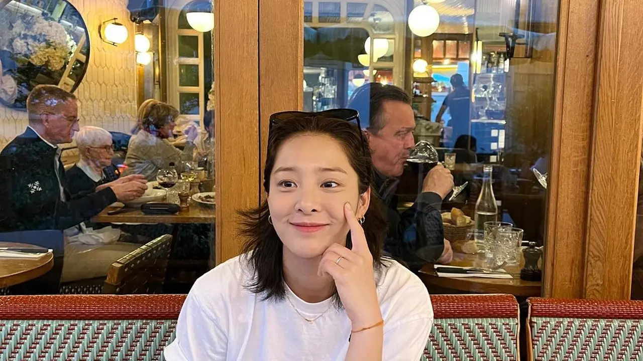 Tampil dengan Gaya Rambut Wolf Cut, 6 Penampilan Baru Seol In Ah yang  Disebut Mirip Jungkook BTS