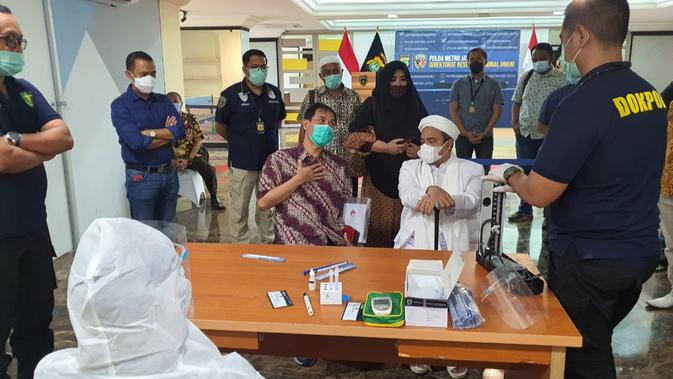 Rizieq Shihab akan saat tes swab di Polda Metro Jaya. (Istimewa)
