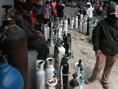 Antrean tabung milik warga berjejer di sekitar kios pengisian ulang oksigen medis Medical Oxygen di Jalan Minangkabau Timur, Jakarta, Senin (5/7/2021). Permintaan kebutuhan oksigen medis kian meningkat seiring naiknya kasus orang terkonfirmasi positif COVID-19. (Liputan6.com/Helmi Fithriansyah)