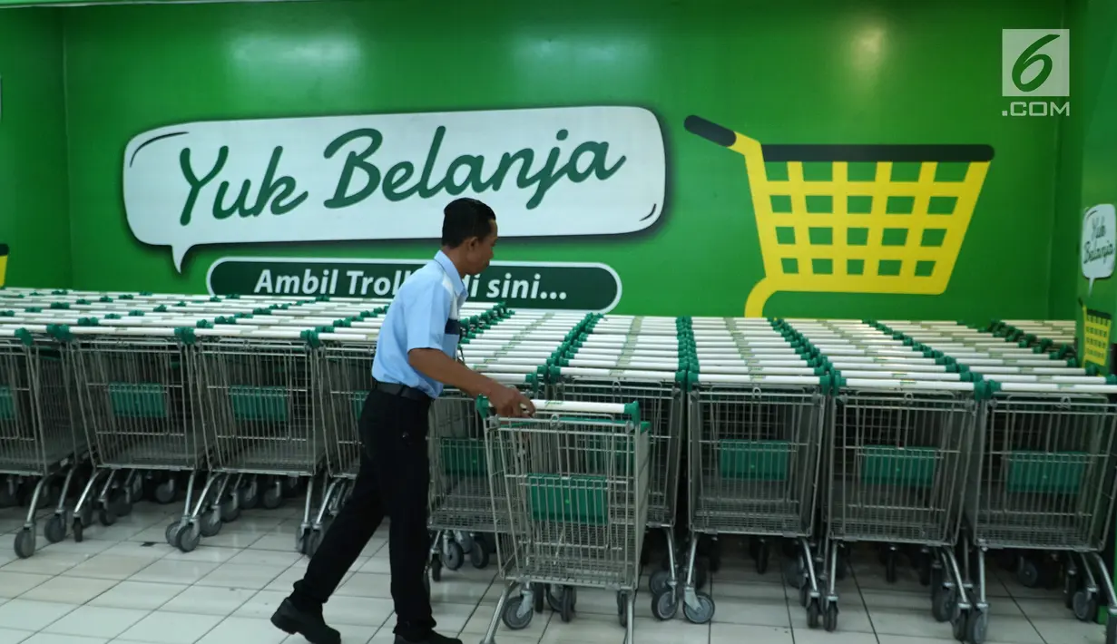 Petugas merapikan troly di Gerai Giant Extra Waru Sidoarjo, Kamis (25/7/2019). Giant yang merupakan salah satu unit bisnis dari PT Hero Supermarket Tbk (Hero Group) meluncurkan program Harga Teman dengan penawaran 800 produk favorit dan bervariatif dengan harga murah. (Liputan6.com/HO/Eko)