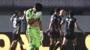 Kiper Persita Tangerang, Kartika Ajie, tampak lesu setelah gawangnya kebobolan oleh pemain Dewa United, Dimitrios Kolovos, pada laga BRI Liga 1 di Stadion Indomilk Arena, Tangerang, Kamis (27/3/2024). (Bola.com/M Iqbal Ichsan)