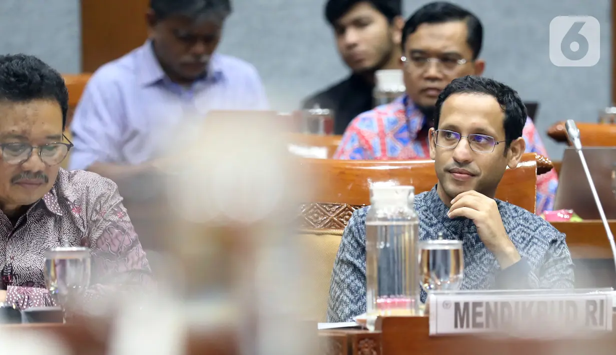 Menteri Pendidikan dan Kebudayaan (Mendikbud), Nadiem Makarim (kanan) mengikuti rapat kerja dengan Komisi X DPR di Kompleks Parlemen Senayan, Jakarta, Rabu (6/11/2019). Nadiem Makarim menghadiri rapat perdana dengan Komisi X DPR RI. (Liputan6.com/Johan Tallo)