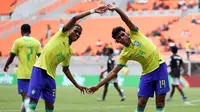 Pemain Timnas Brasil U-17 Luighi Hanri Sousa Santos (kanan) dan Estevao Willian (kiri) melakukan selebrasi usai gol ke gawang Kaledonia Baru pada pertandingan sepak bola Grup C Piala Dunia U-17 2023 di Jakarta International Stadium, Selasa (14/11/2023). Brasil meraih kemenangan pertama pada Piala Dunia U-17 2023 dengan mencukur Kaledonia Baru 9-0. (Doc. LOC WCU17/BRY)