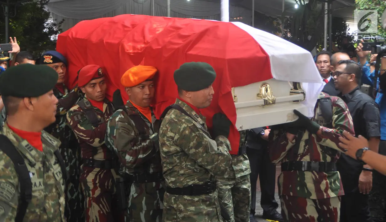 Prajurit TNI mengiringi upacara persemayaman jenazah Ani Yudhoyono di Puri Cikeas, Bogor, Jawa Barat, Minggu (2/6/2019). Ani Yudhoyono akan dimakamkan di TMP Kalibata. (Liputan6.com/Immanuel Antonius)