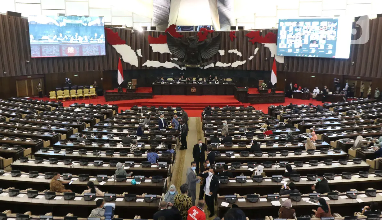 Suasana ruang rapat paripurna jelang pembukaan Sidang Paripurna Masa Persidangan IV 2019-2020 di Kompleks Parlemen, Jakarta, Senin (15/6/2020). Rapat beragendakan penyampaian fraksi atas kerangka ekonomi makro dan pokok-pokok kebijakan fiskal RAPBN 2021. (Liputan6.com/Helmi Fithriansyah)