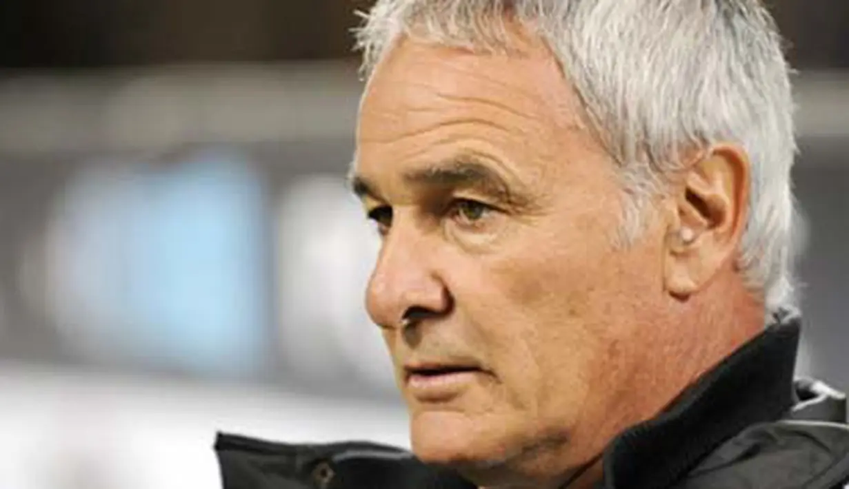 Pelatih AS Roma, Claudio Ranieri saat menyaksikan laga antara timnya dengan AC Milan dalam lanjutan Serie A yang berlangsung di San Siro Stadium, 18 Oktober 2009. Roma kalah 1-2. AFP PHOTO / Damien Meyer 