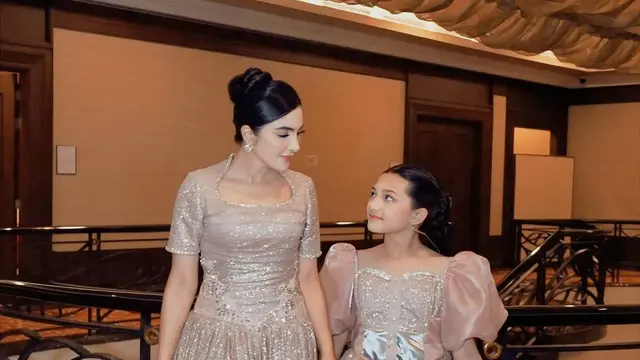Gaya Ashanty & Arsy Tampil Glamor dengan Gaun Kembar, Duet Ibu-Anak yang Penuh Pesona