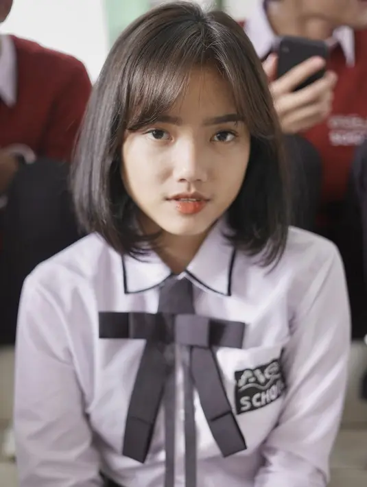 Fuji membagikan potret dirinya dengan ciri khas rambut pendek bobnya mengenakan seragam sekolah. Ia pun berpose dengan berbagai ekspresi seperti gaya fierce ini. @fuji_an