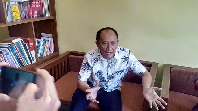 Api Masduki, Kakak Teten Masduki saat memberikan penjelasan di depan wartawan Garut, Jawa Barat