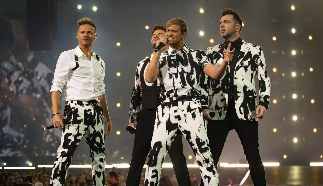 Westlife tampil pada pertunjukan di Wembley Stadium, London, Inggris, 6 Agustus 2022. Pertunjukan stadion pertama Westlife ini dimeriahkan dengan kembang api. (Aaron Chown/PA via AP)