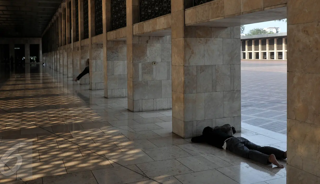 Suasana di Masjid Istiqlal usai pelaksanaan Salat Jumat, Jakarta, Jumat (19/6/2015). Waktu luang diisi warga dengan membaca Al-quran atau beristirahat di masjid sambil menunggu waktu berbuka puasa. (Liputan6.com/Johan Tallo)
