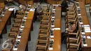 Sejumlah Anggota Dewan menghadiri rapat paripurna DPR di Komplek Parlemen Senayan, Jakarta, Selasa (28/6).  Sidang tersebut dihadiri 261 anggota DPR dari total 558 anggota. (Liputan6.com/Johan Tallo)
